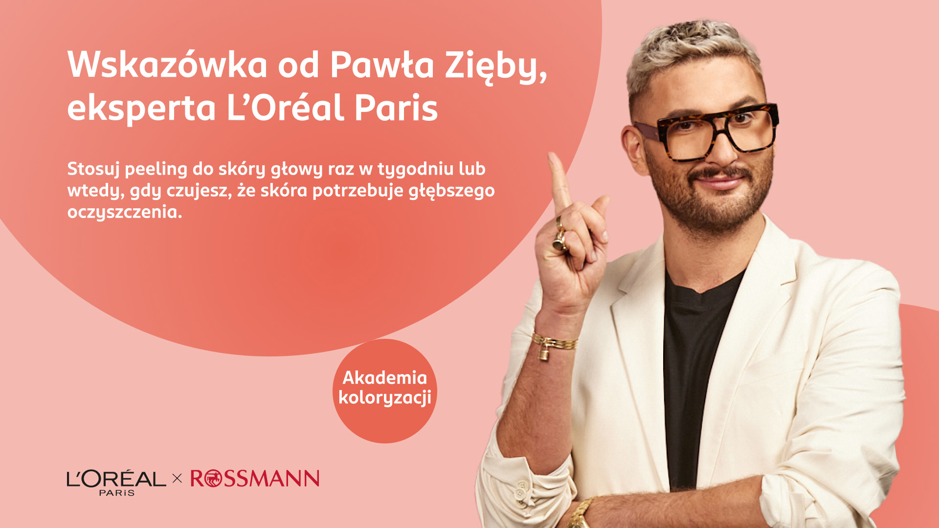 Paweł Zięba, ekspert L'Oréal Paris wskazuje palcem na tekst ze wskazówką dotyczącą peelingowania skóry głowy.