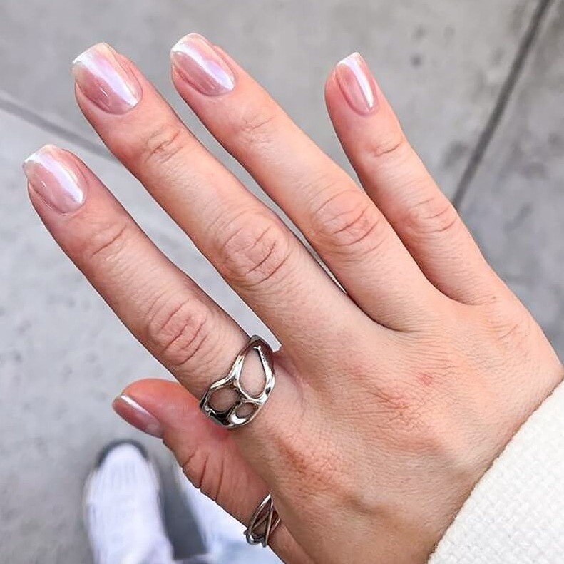 Chrome nails i iced nails – od lustrzanego połysku po lodową poświatę. Jak zrobić taki manicure?