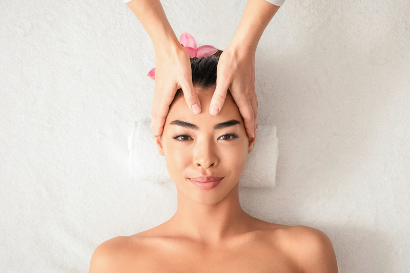 Azjatka podczas koreańskiego masażu twarzy