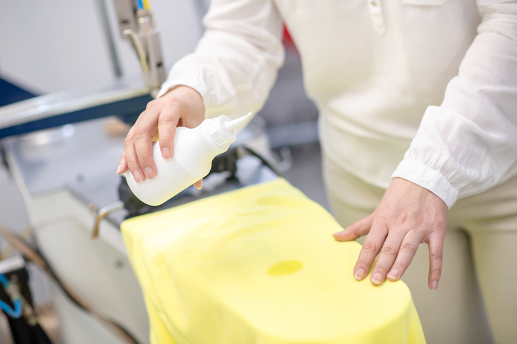 Kobieta nalewa wodę utlenioną na plamę