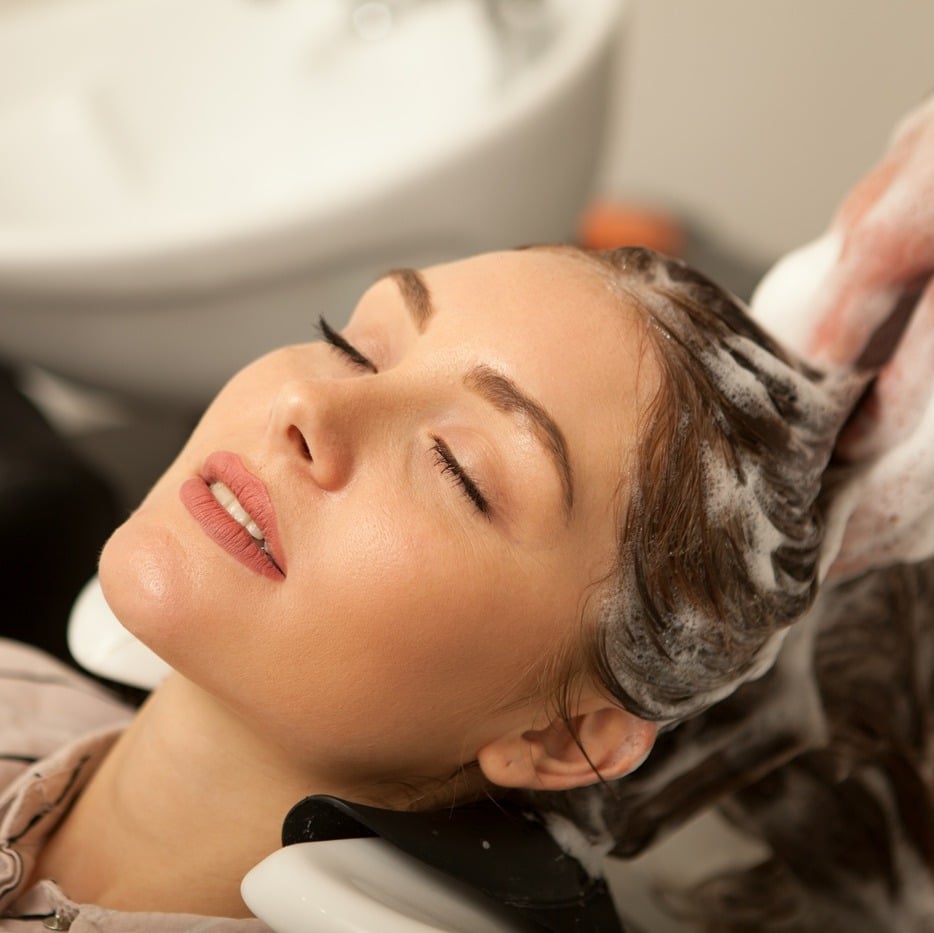 Farbowane włosy - jak dbać o pasma po koloryzacji? 