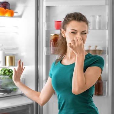 Nieprzyjemny zapach z lodówki – jak się go pozbyć?