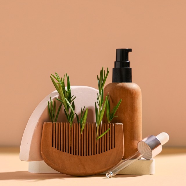 Rozmaryn na włosy – jakie są efekty stosowania olejku, wcierki i naparu?