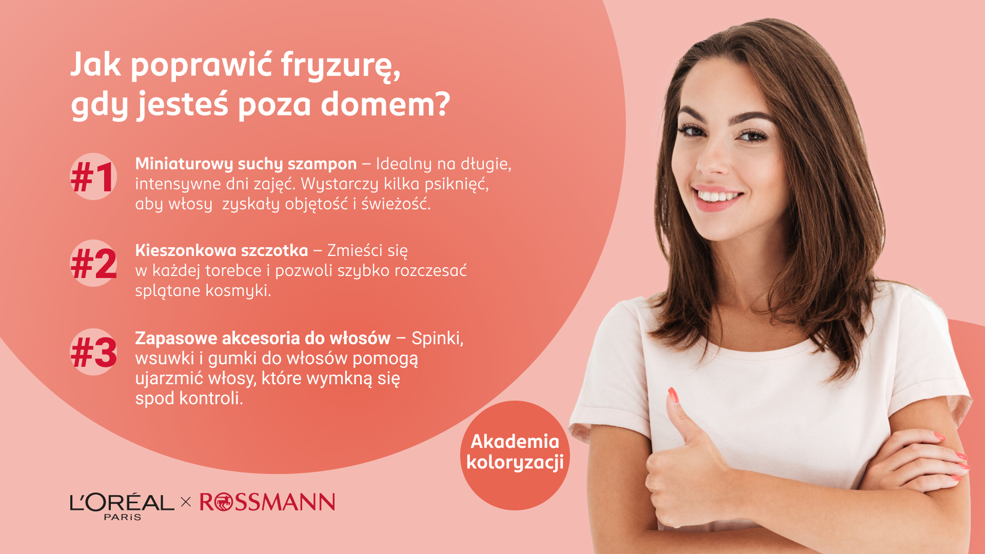 Kobieta uśmiecha się i pokazuje kciuk w górę, bo już wie, jak szybko poprawić fryzurę poza domem.