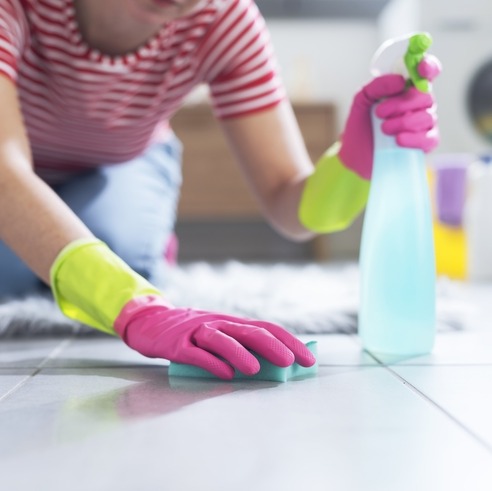 Jak skutecznie wyczyścić fugi w kuchni i łazience?