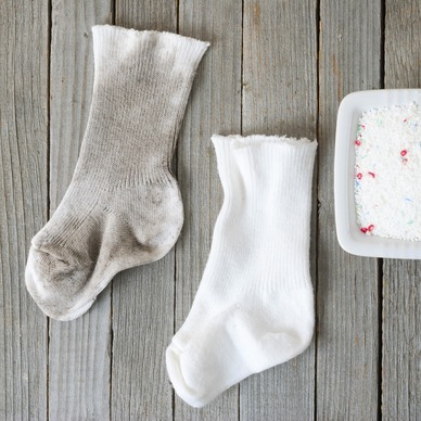 Jak doprać białe skarpety?