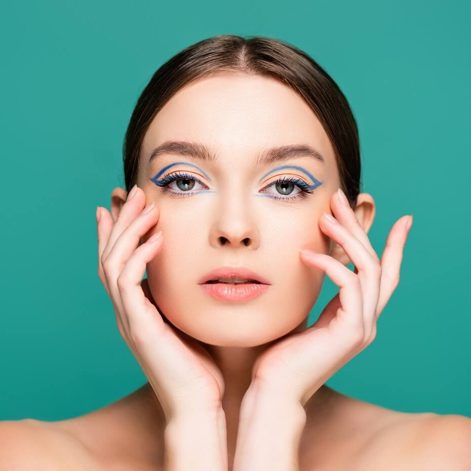 Od pasteli po granat – jak zrobić modny niebieski makijaż?