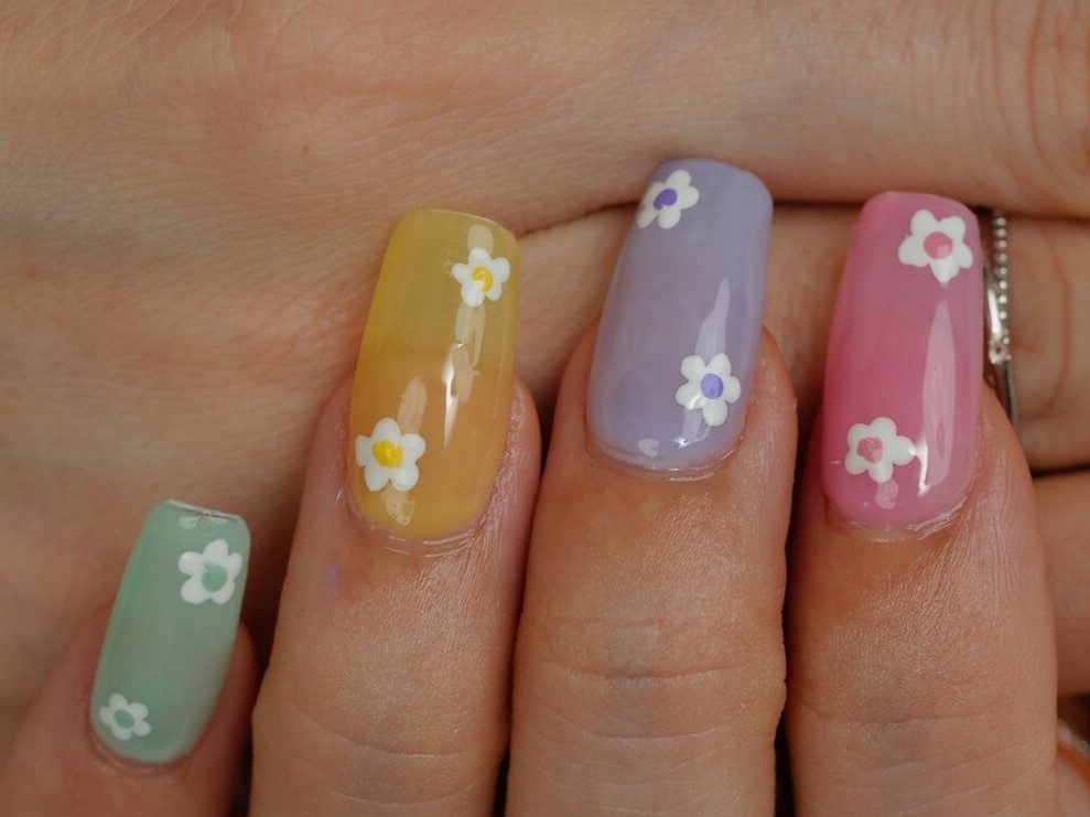 Jelly nails z drobnymi kwiatkami