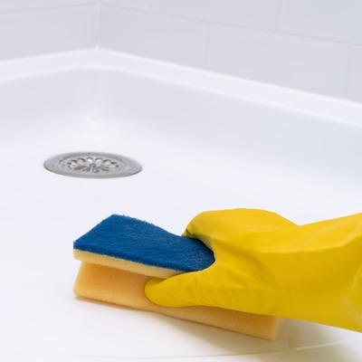 Jak usunąć czarną pleśń z silikonu – domowe sposoby