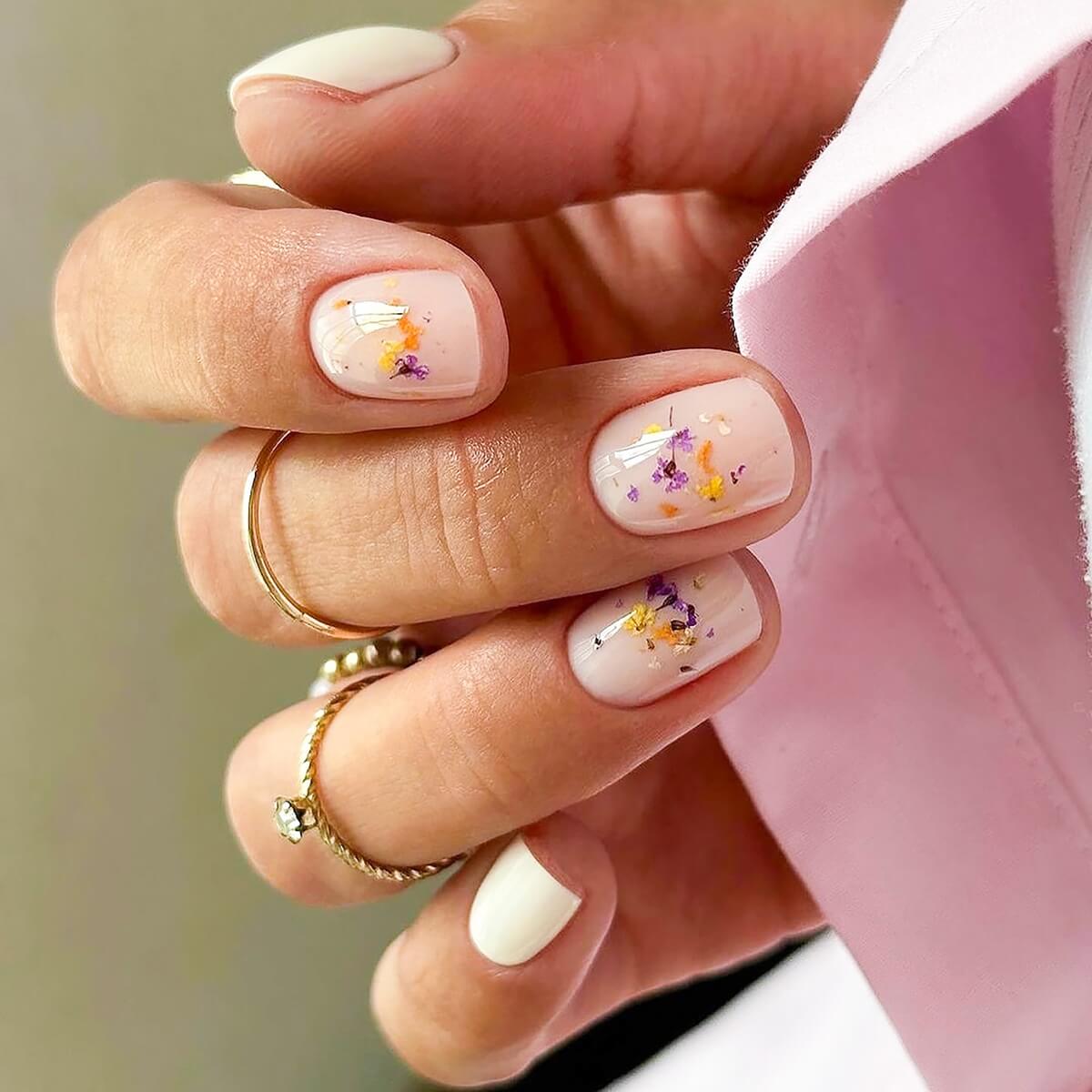 Subtelny manicure z kwiatami