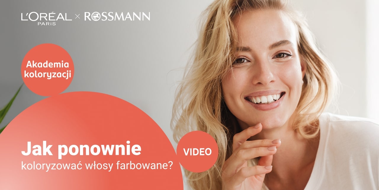 Kobieta z blond włosami uśmiecha się szeroko i myśli, jak ponownie farbować włosy po koloryzacji.