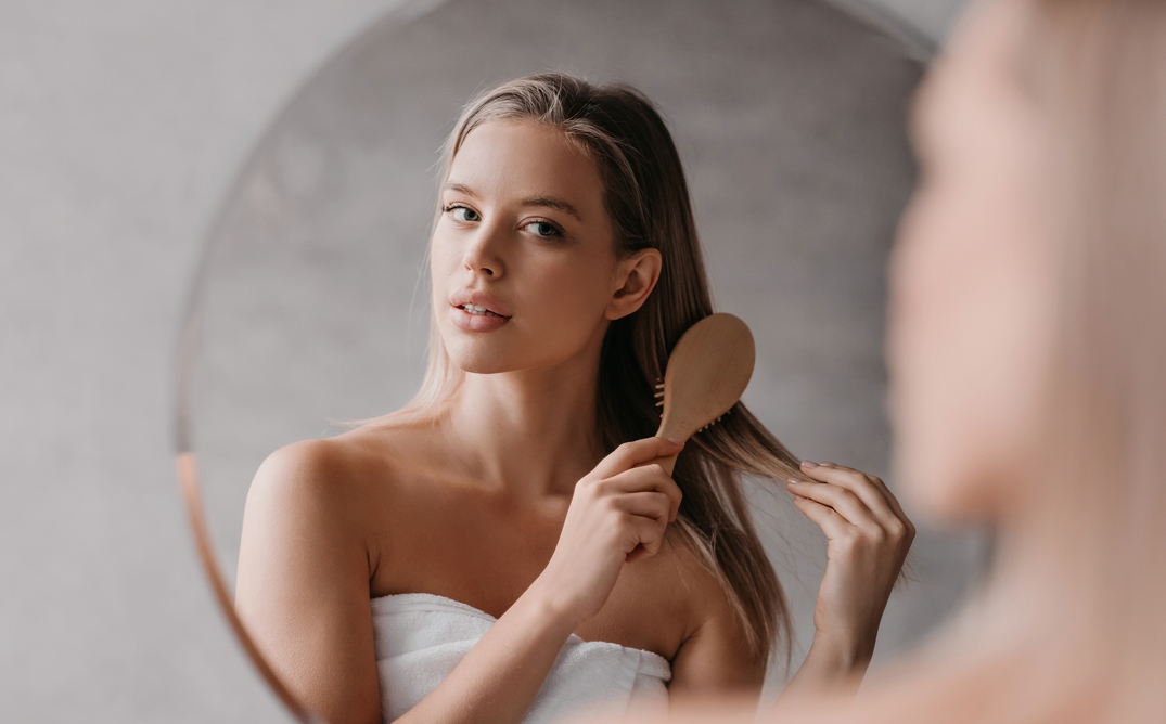 Kobieta delikatnie rozczesuje włosy