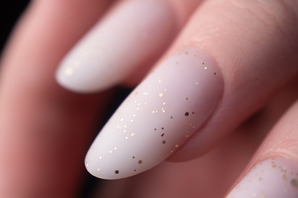 Subtelny manicure ze złotymi kropeczkami