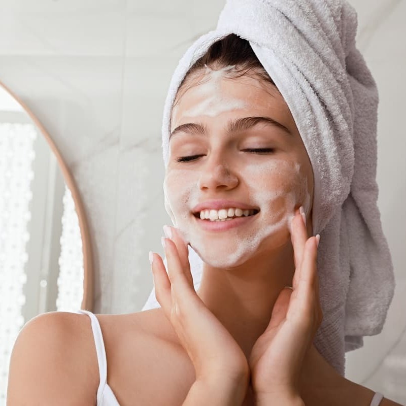 Kosmetyki dla nastolatków – delikatna pielęgnacja młodej cery