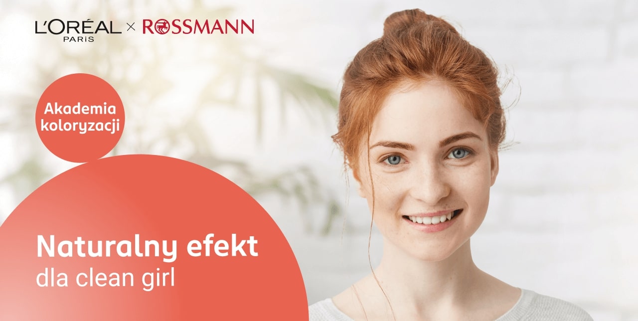 Uśmiechnięta, rudowłosa dziewczyna z włosami zaplecionymi w luźny kok