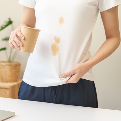 Plamy z kawy na ubraniu i dywanie – jak się ich pozbyć?