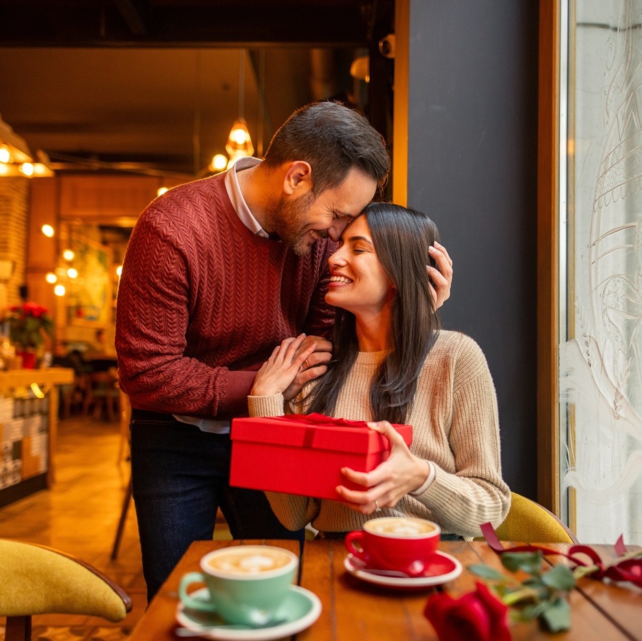 Prezenty dla kobiet na Święta: spraw, by poczuła się wyjątkowo