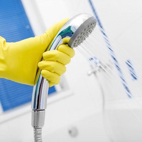 Jak wyczyścić słuchawkę prysznicową z kamienia i osadu?