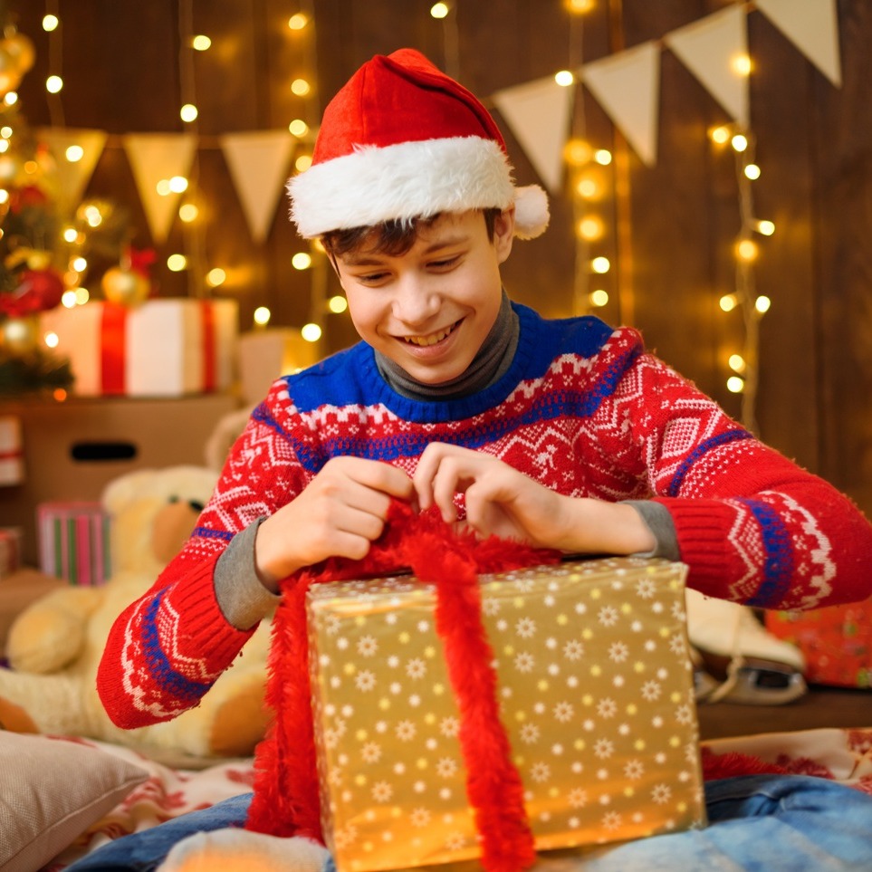 Prezenty dla nastolatków na Święta: pomysły, które są na czasie