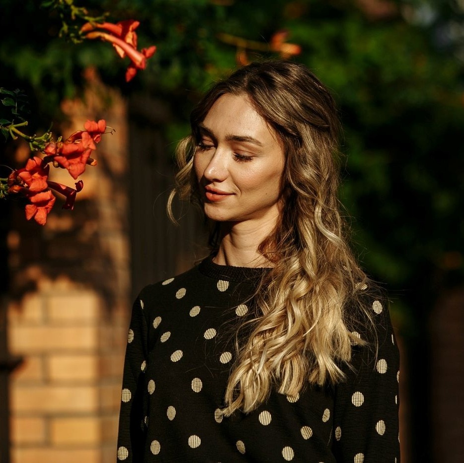 Refleksy na włosach – babylights, balayage i inne sposoby na rozświetlenie fryzury