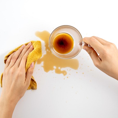 Jak usunąć plamy z herbaty?