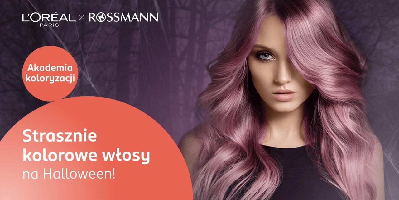 Kobieta w fioletoworóżowych włosach na tle ciemnego, mrocznego lasu.