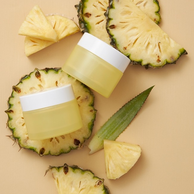 Bromelaina w kosmetykach – jak działa na skórę i jak ją stosować?