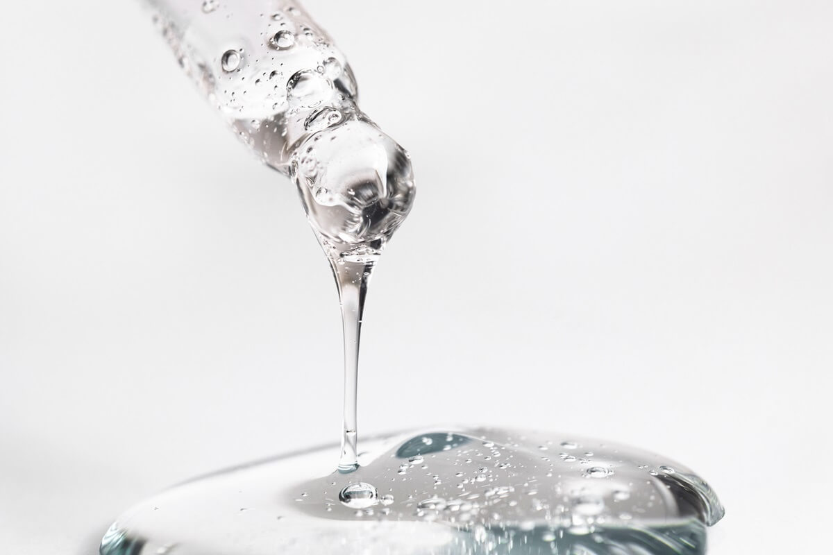 Kropla serum z pipety – wizualizacja produktu zawierającego kwas hialuronowy
