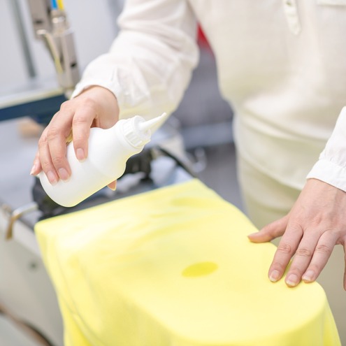 Woda utleniona na plamy i do prania – czy się sprawdza?