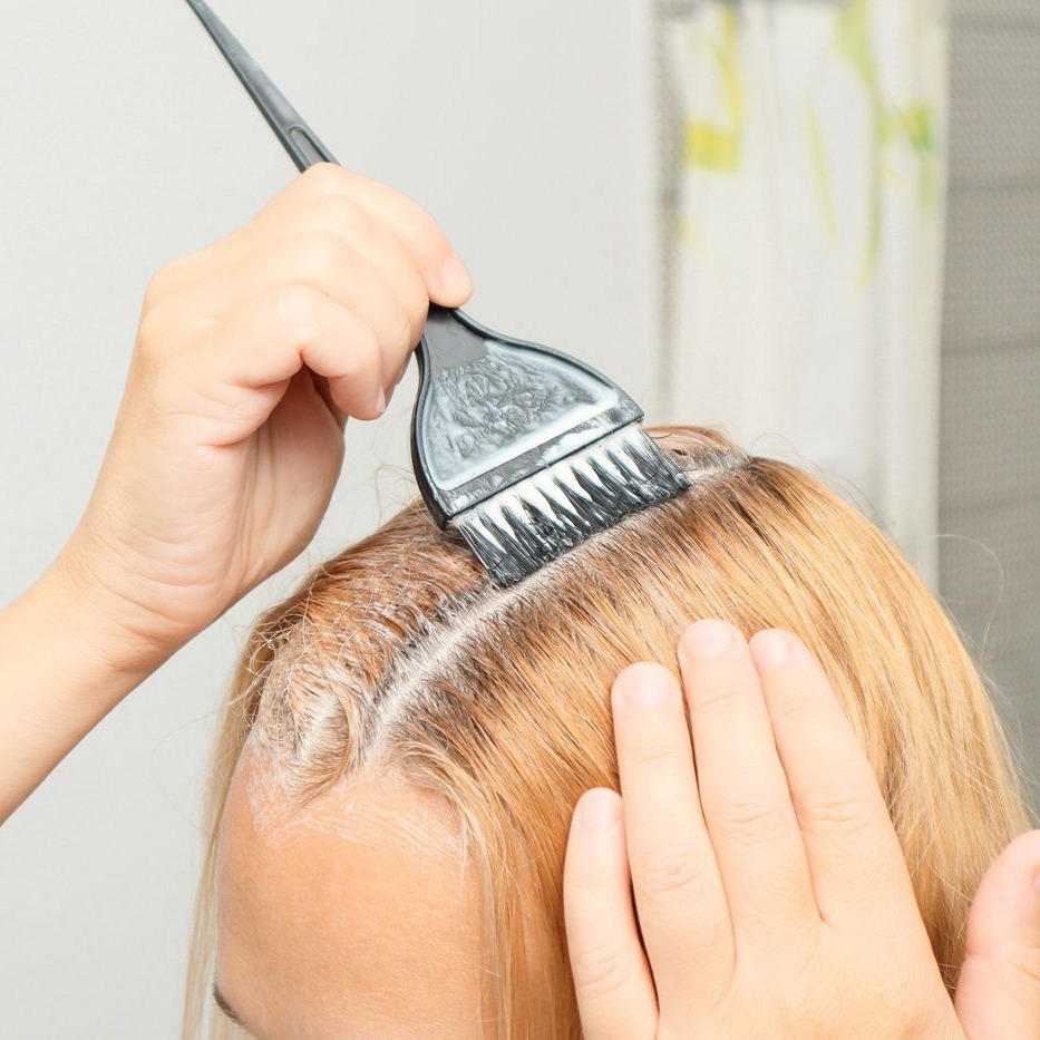 Żółte lub zielone włosy po koloryzacji? Co z tym zrobić?