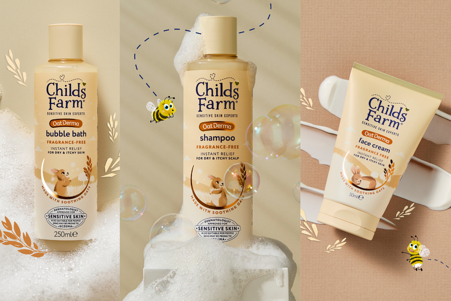 Trzy bezzapachowe kosmetyki Childs Farm z linii OatDerma: płyn do kąpieli Bubble Bath w pianie, szampon do włosów Shampoo z bańkami mydlanymi oraz krem do twarzy Face Cream na tle próbek kremu. Całość uzupełniają rysunkowe pszczółki i kłosy owsa.