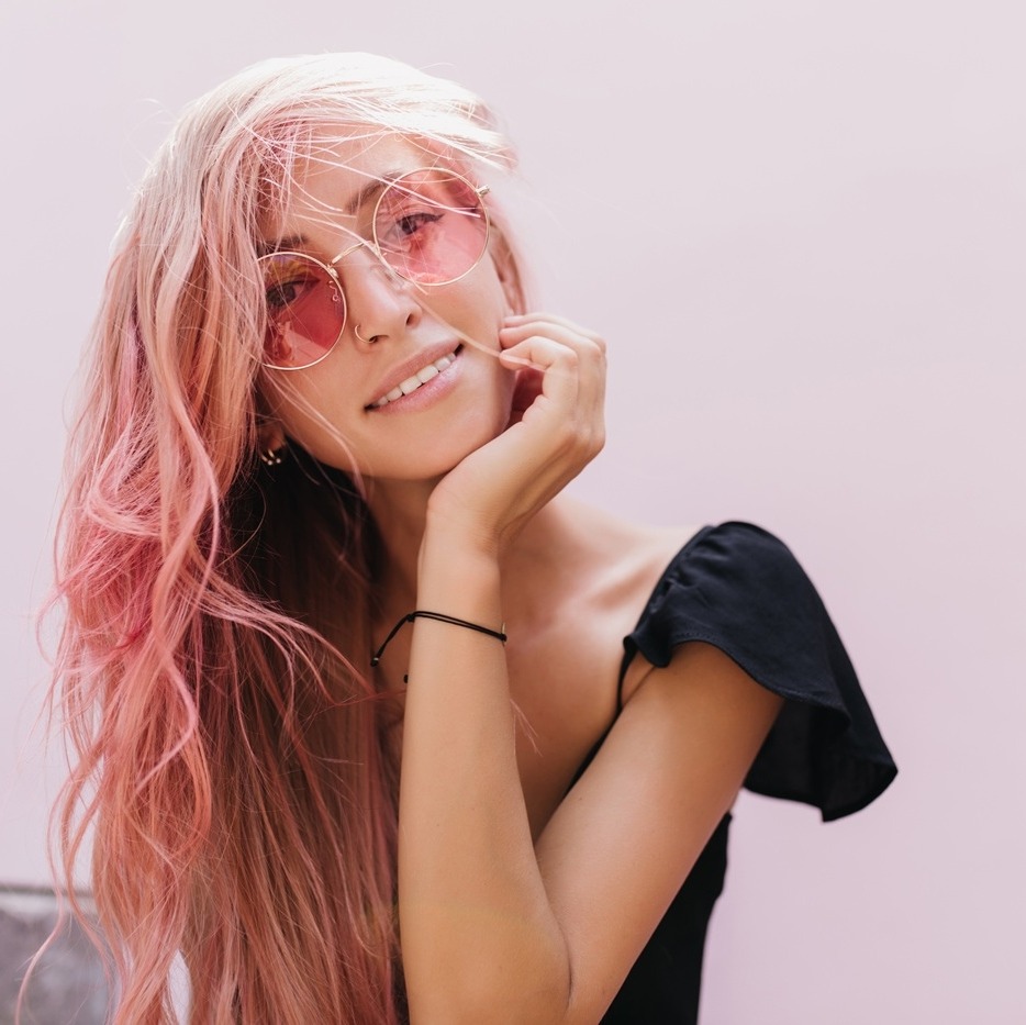 Różowe włosy – od pastelowego tonu po mocny akcent