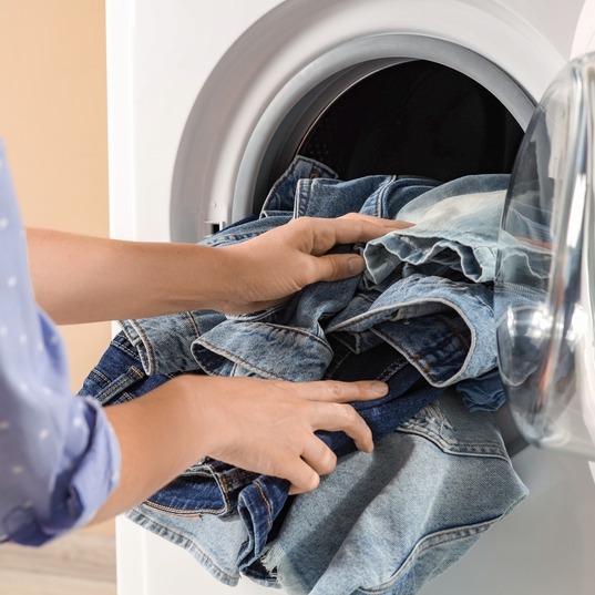 Jak prać jeansy – temperatura, program, zmiękczanie