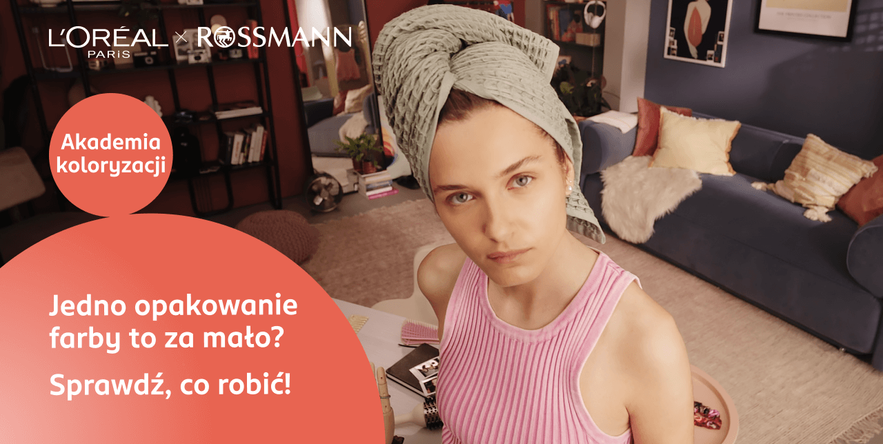 Młoda dziewczyna w turbanie z ręcznika, zastanawiająca się, co zrobić, gdy jedno opakowanie farby to za mało