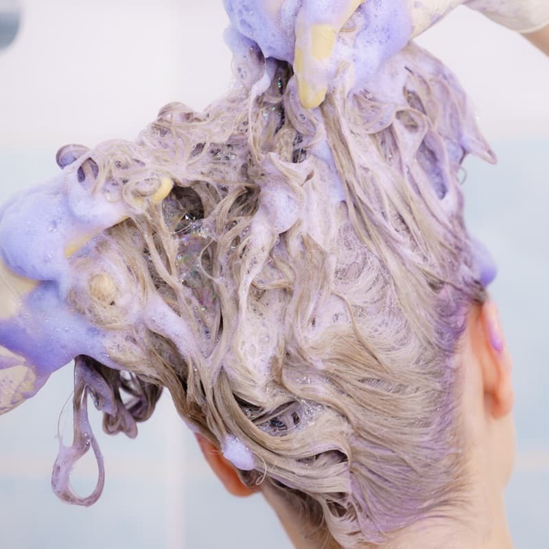 Tonowanie włosów – czym jest i jak je wykonać?