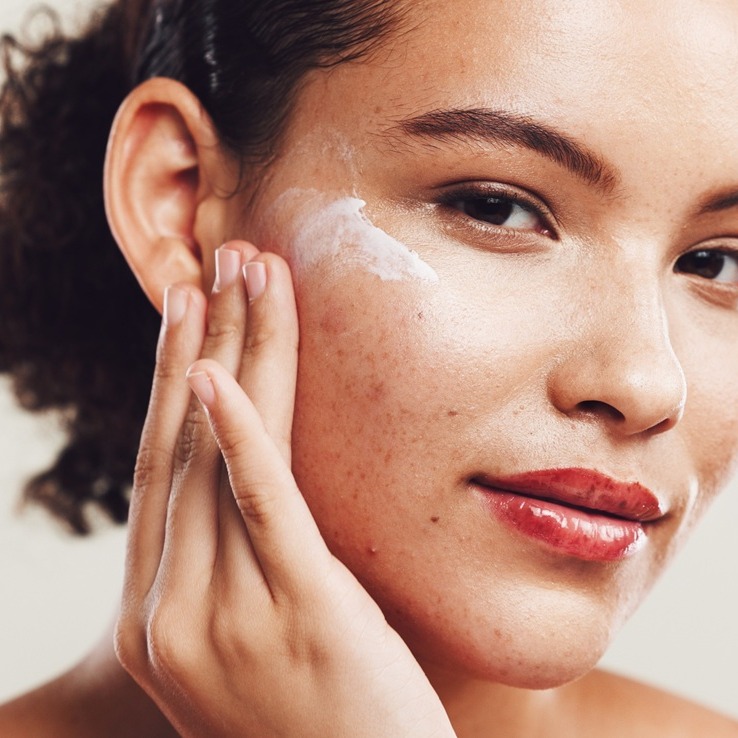 Jaki krem do cery tłustej? Wszystko o pielęgnacji skóry z nadmiarem sebum 