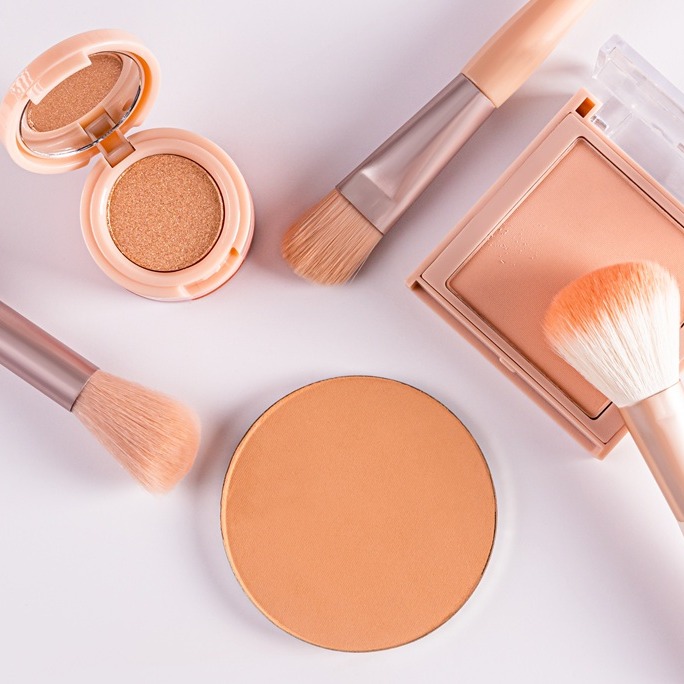 Znajdź swój sposób na słoneczny look – poznaj najlepsze bronzery do twarzy!