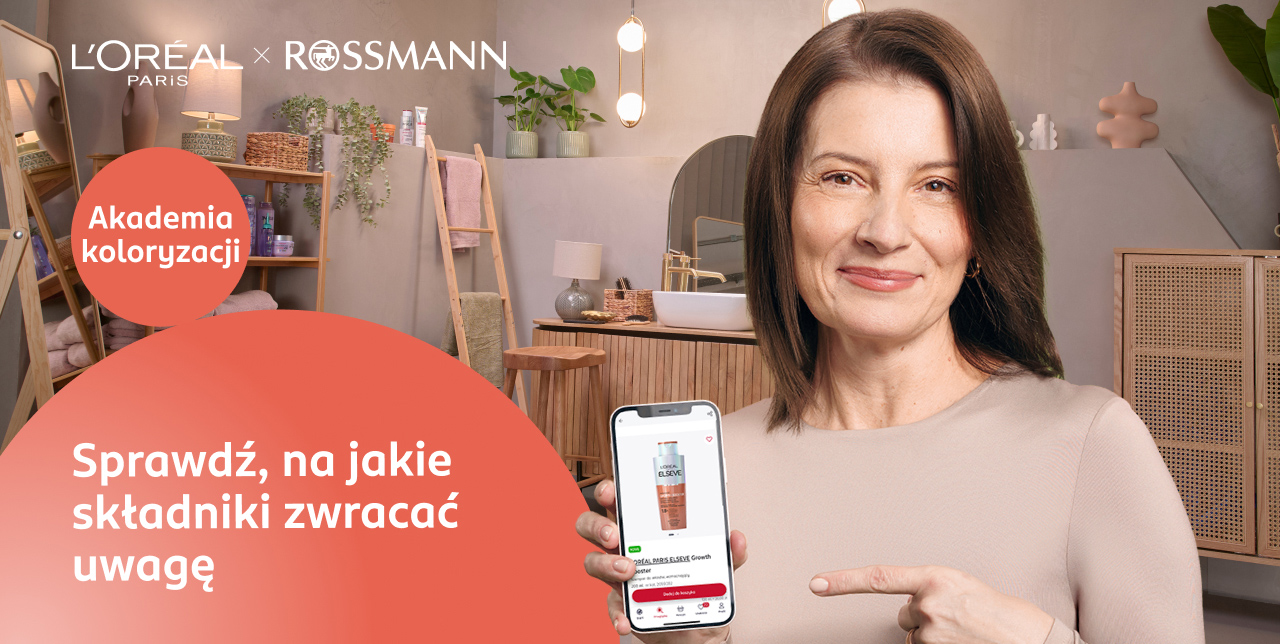 ALT: Kobieta w dojrzałym wieku wskazująca palcem na ekran smartfona, na którym widać szampon do włosów z serii Elseve