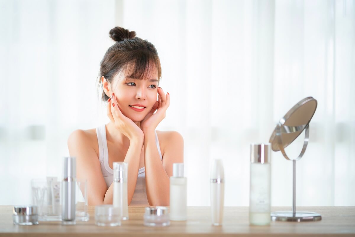 Młoda kobieta w czasie layeringu kosmetycznego - azjatyckiej metody pielęgnacji.