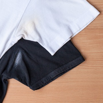Plamy po antyperspirancie i dezodorancie  –  jak je usunąć?