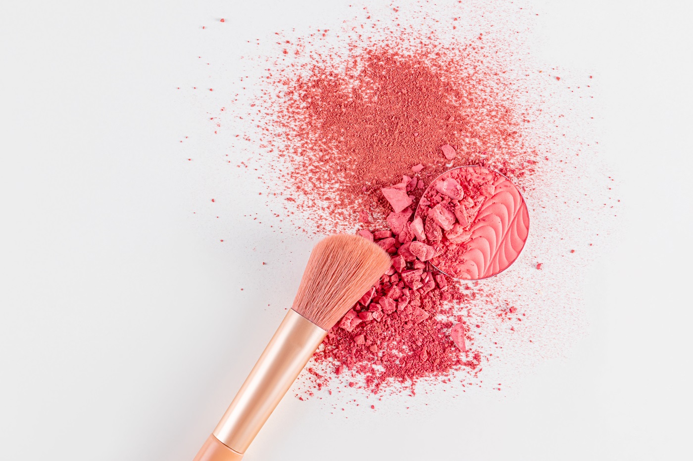 Rozsypany róż do policzków i pędzelek