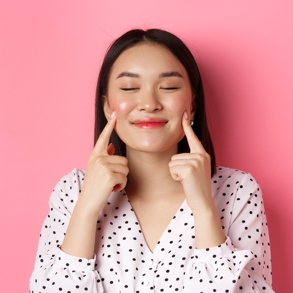 Jak nakładać róż na policzki? Proste triki, które odmienią Twój makijaż