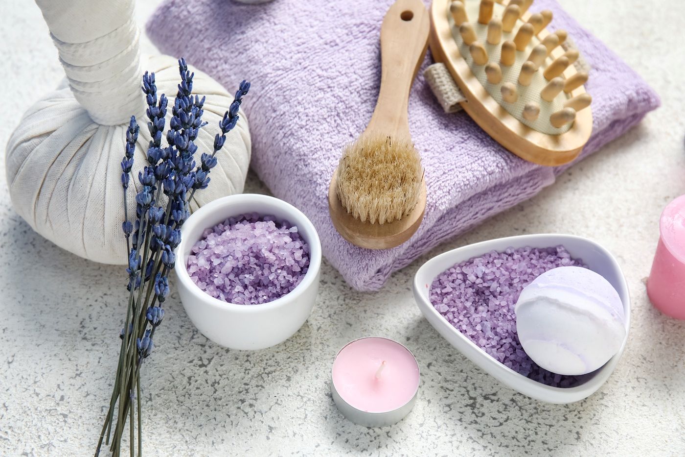 Sól do kąpieli w odcieniach fioletu z lawendą, ręcznikiem i akcesoriami do domowego SPA
