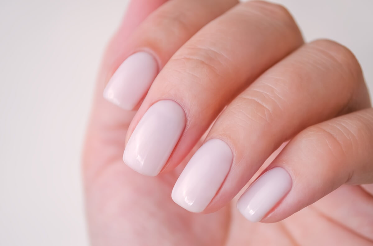 Milky nails w kształcie squval