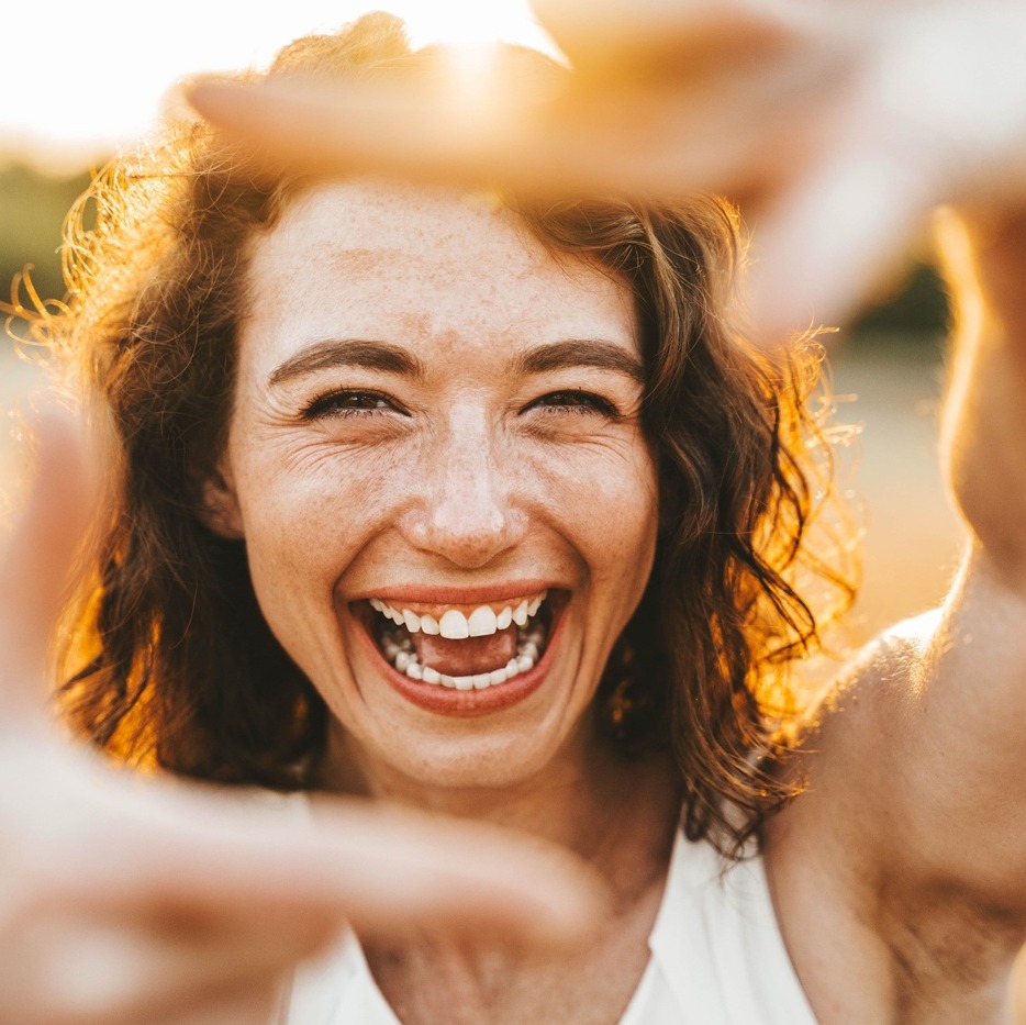 Face framing – fryzura, która dodaje twarzy blasku  