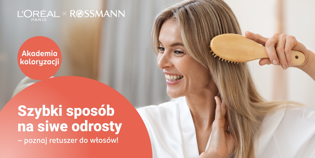 Kobieta czesze swoje blond włosy i uśmiecha się do swojego odbicia w lustrze.