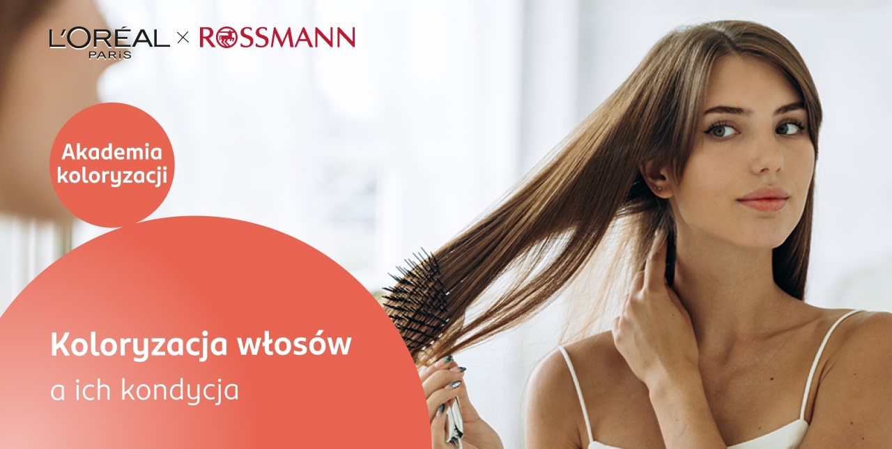 Kobieta czesze swoje długie, proste włosy i cieszy się ich bardzo dobrą kondycją po farbowaniu.