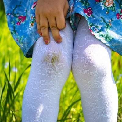 Jak usunąć plamy z trawy na ubraniach?