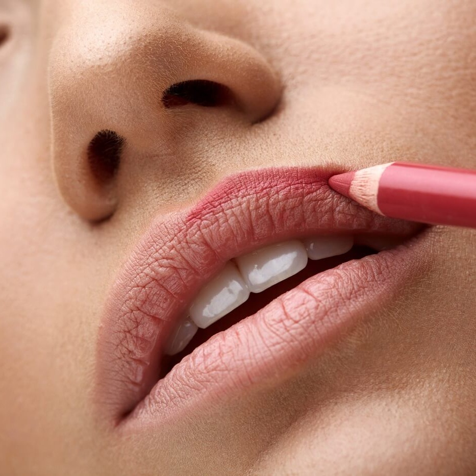 Konturowanie ust – jak poprawnie używać konturówki?