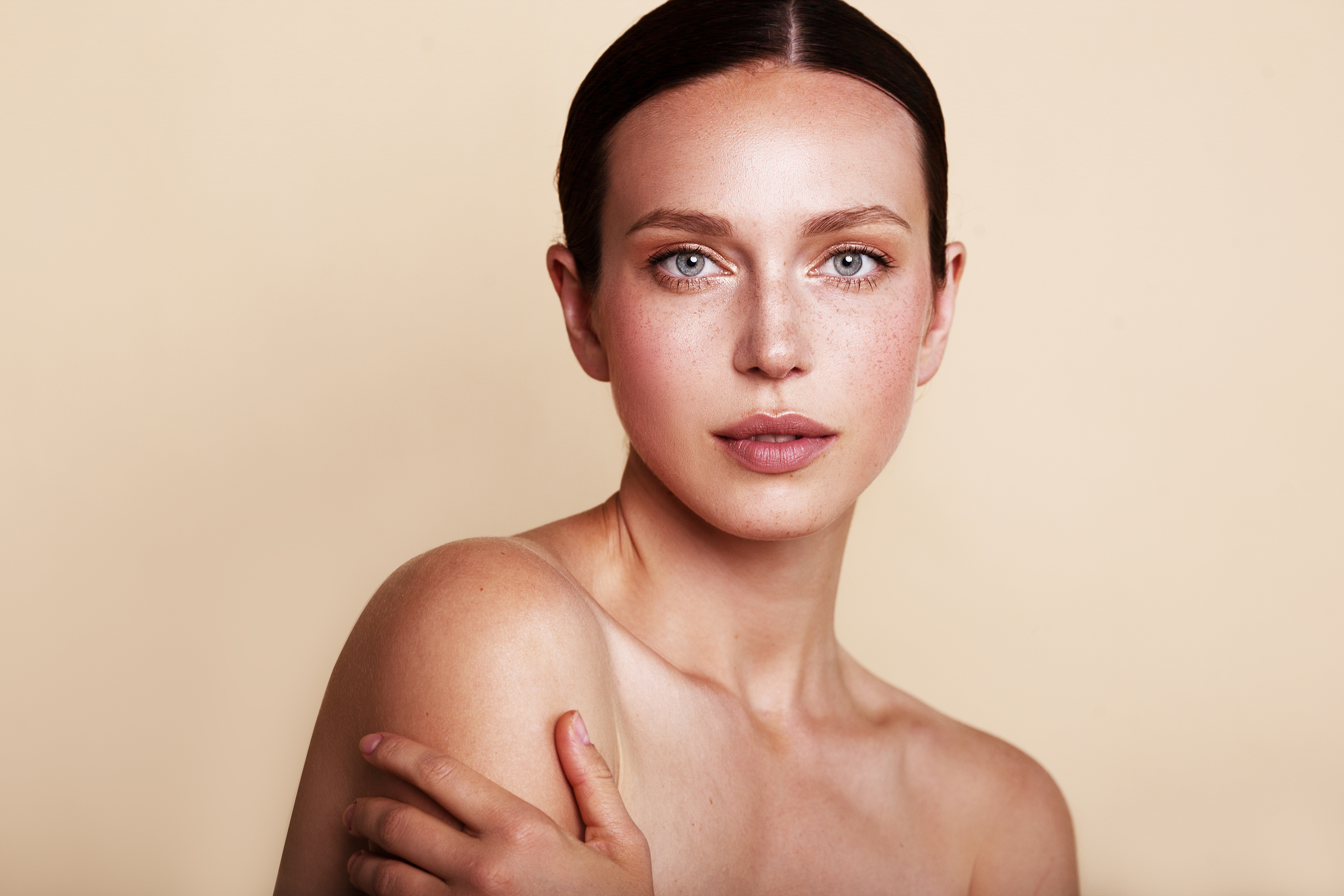 Portret kobiety w lekkim i naturalnym makijażu w stylu clean girl